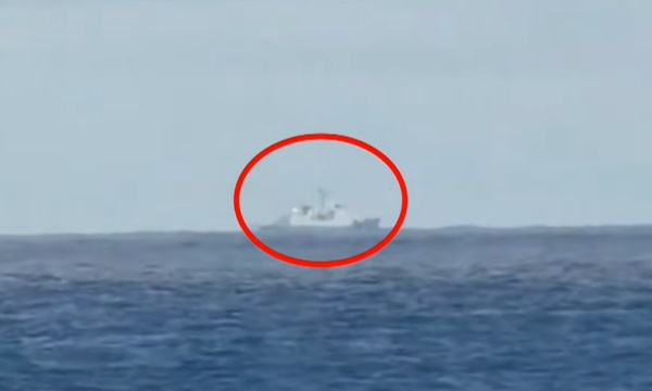 中国海警船在台湾东方海域挑衅,遭海巡署强势驱离。(翻摄海巡署影片)