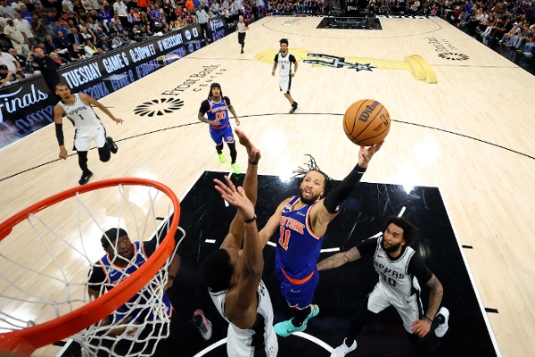 在2026年NBA总决赛第五场比赛下半场,纽约尼克斯队11号球员杰伦·布伦森在圣安东尼奥弗罗斯特银行中心球馆对阵圣安东尼奥马刺队4号球员达龙·福克斯时投篮。用户须知:用户明确知悉并同意,下载和/或使用此照片即表示用户同意遵守Getty Images许可协议的条款和条件。(照片由Eric Gay - Pool/Getty Images提供)