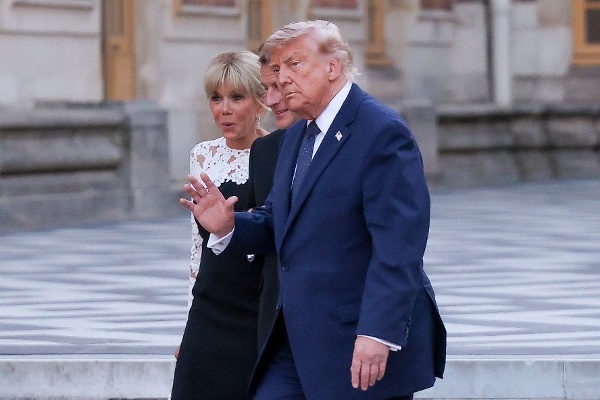 2026年6月17日,法國總統馬克龍夫人布麗吉特.馬克龍(Brigitte Macron)、法國總統馬克龍(Emmanuel Macron)以及美國總統川普抵達凡爾賽宮出席馬克龍當晚在凡爾賽宮舉行的晚宴。