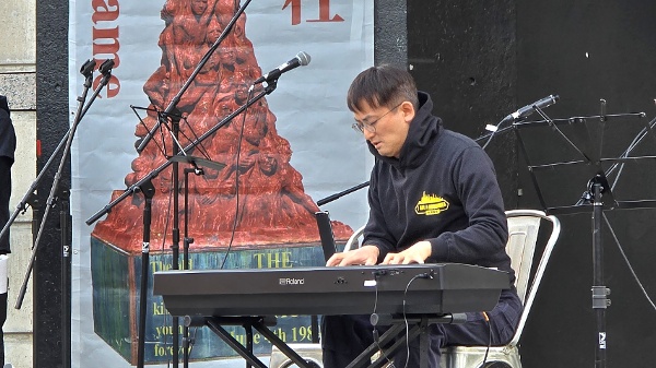 蔡维纪(Ricker Choi)在六四音乐会上演奏。