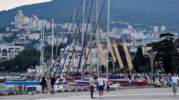 2023年6月18日，人們在克里米亞半島雅爾塔（Yalta）的海濱步道上休閑放鬆。