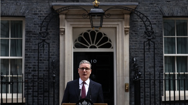 2026年6月22日上午,英國首相基爾.斯塔默在倫敦唐寧街10號外就其未來發表聲明。史塔默首相於週一宣布辭職,結束了不到兩年的任期。他的任期以政策反覆無常和極低的民意支持率而聞名。 (Henry NICHOLLS / AFP via Getty Images)(