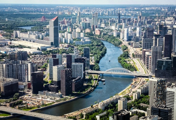 2026年6月21日拍攝的莫斯科西北部全景，畫面從OKO摩天大樓觀景臺俯瞰莫斯科河（Moskva River）。