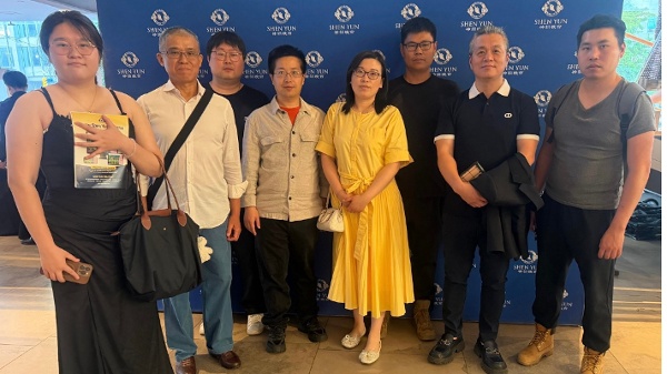 2026年6月27日晚,中国民主党加拿大委员会组团在多伦多四季表演艺术中心观赏演出。(看中国摄)