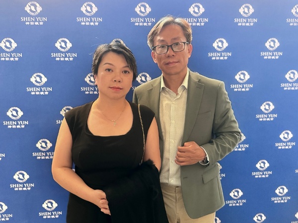 2026年6月25日,中國修憲先驅、曹思源之女曹志芳與身為民營企業家的先生陳仲共同觀賞了演出,盛讚神韻首屈一指,不僅展現中華傳統文化之美,更喚起人們對神性的嚮往。(看中国摄)