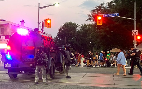 2026年7月11日，加拿大多倫多（Toronto）發生槍擊事件後，警方緊急任務部隊（Emergency Task Force）車輛和警員在現場戒備。
