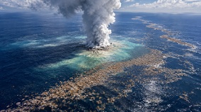 正在誕生新島嶼巨大浮石浮海面奇景(圖)