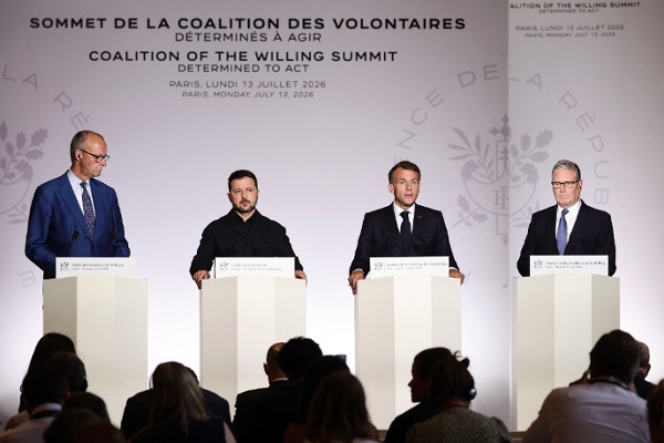2026年7月13日，德國總理默茨（Friedrich Merz）、烏克蘭總統澤倫斯基（Volodymyr Zelensky）、法國總統馬克龍（Emmanuel Macron）和英國首相斯塔默（Keir Starmer）在巴黎「志願聯盟」峰會後舉行聯合記者會。