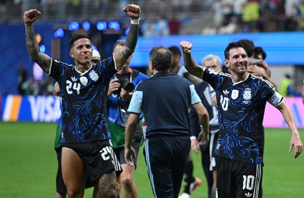 2026年7月15日，美國喬治亞州亞特蘭大——2026年國際足聯世界盃（FIFA World Cup 2026）半決賽，阿根廷隊以2比1戰勝英格蘭隊後，阿根廷球員恩佐．費爾南德斯（Enzo Fernández，24號）與利昂內爾．梅西（Lionel Messi，10號）向現場球迷鼓掌致意。