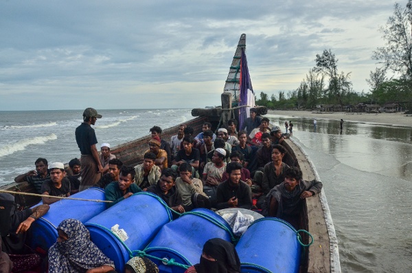 2025年1月29日,印度尼西亞亞齊省(Aceh)盧厄海灘(Leuge Beach),新抵達的羅興亞(Rohingya)難民留在船上張望。當地政府禁止他們上岸,並要求所有人繼續留在船上。