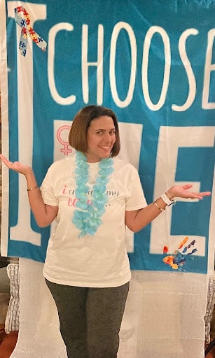 Wendy Javier站在「I Choose Me Too」的品牌橫幅前,自然而親切地微笑著,呼應她所傳遞的自愛與賦權訊息。