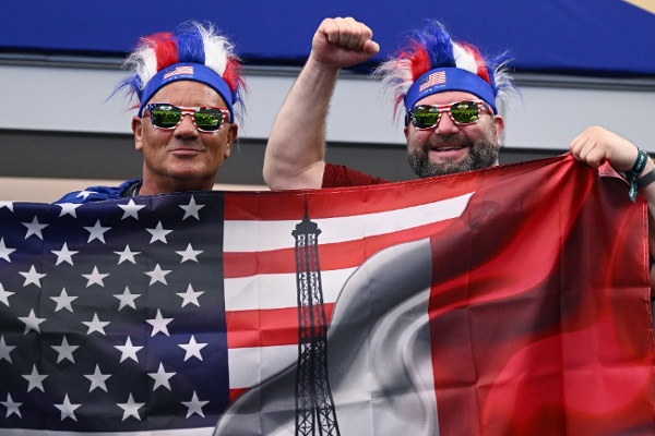 2026年7月14日,美國得克薩斯州阿靈頓——2026年國際足聯(FIFA)世界盃半決賽法國隊對陣西班牙隊的比賽在達拉斯體育場(Dallas Stadium)舉行,法國隊球迷在場邊為球隊助威吶喊。