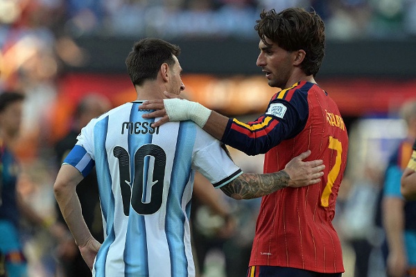 阿根廷前锋10号梅西(Lionel Messi,左)在2026年7月19日于美国新泽西州东卢瑟福举行的2026年世界杯足球赛决赛中,西班牙战胜阿根廷后,向阿根廷中场7号罗德里戈·德保罗(Rodrigo De Paul)表示祝贺。