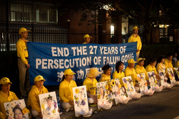 2026年7月18日晚,多倫多法輪功學員在中領館前舉行燭光悼念,以紀念七二零反迫害二十七週年。(看中國特約攝影Evan)