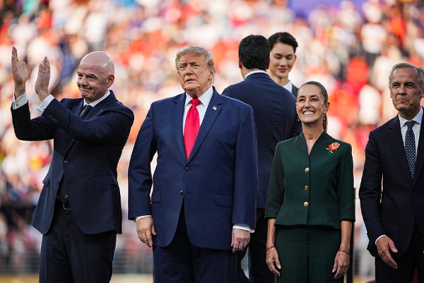 2026年7月19日: 國際足聯(FIFA)主席詹尼.因凡蒂諾(Gianni Infantino)(左起)、美國總統川普(Donald Trump)、墨西哥總統克勞迪婭.辛鮑姆(Claudia Sheinbaum)以及加拿大總理馬克.卡尼(Mark Carney),在2026年國際足聯世界盃決賽頒獎儀式上觀看現場。