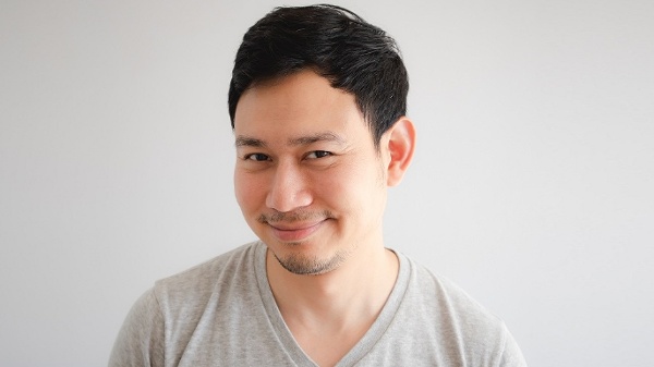 有些人的笑容,却不一定代表真诚与温暖。(图片来源:Sevendeman/stock.adobe.com)