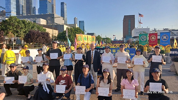 集會期間,有17名華人在現場公開聲明退出中共及其附屬組織,全球退黨服務中心主席的汪志遠,為他們頒發了退黨證書。(攝影/看中國/Daniel)