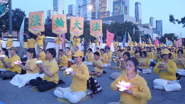 在反迫害27週年集會上,法輪功學員手舉蓮花,悼念被中共迫害致死的法輪功學員。(攝影/看中國/Daniel)