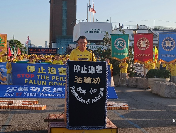 曾是长春市放射线科医生的顧宏偉在集會上發言。(攝影/看中國/Daniel)