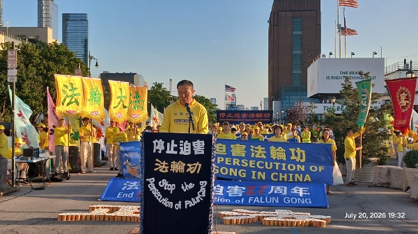 來之山東青島的尹信曉在集會上發言。(攝影/看中國/Daniel)