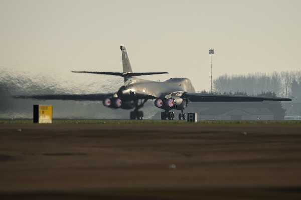 2026年3月19日,英國費爾福德——一架美國空軍B-1B「槍騎兵」(Rockwell B-1 Lancer)戰略轟炸機從英國皇家空軍費爾福德基地(RAF Fairford)起飛。英國首相基爾.斯塔默(Keir Starmer)改變最初不允許美軍使用英國基地對伊朗導彈設施發動防禦性打擊的立場後,包括B-52和B-1B戰略轟炸機在內的多種美軍軍機陸續現身位於格洛斯特郡(Gloucestershire)的費爾福德基地。