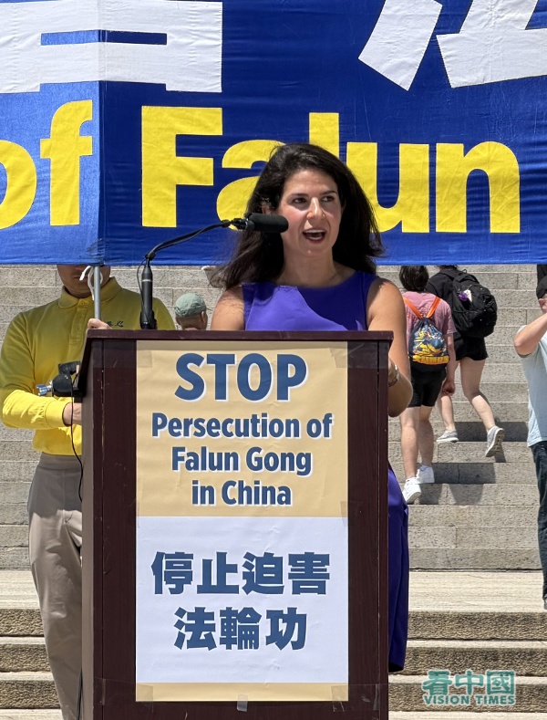 共產主義受害者紀念基金會對外聯絡主任卡琳娜.利普斯曼(Karina Lipsman)在集會上發言