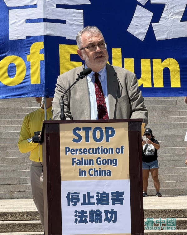 「美國優先政策研究所」(AFPI)中國政策資深主任陶智(Piero Tozzi)在集會上發言