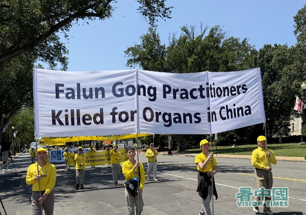 遊行隊伍的第二方陣「停止迫害法輪功」,法輪功學員拉著英文「法輪功學員在中國被活摘器官」的橫幅