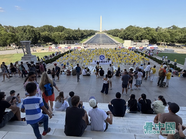 7月23日晚,法輪功學員在林肯紀念堂前舉辦燭光集會,悼念27年來被殘酷迫害致死的同修