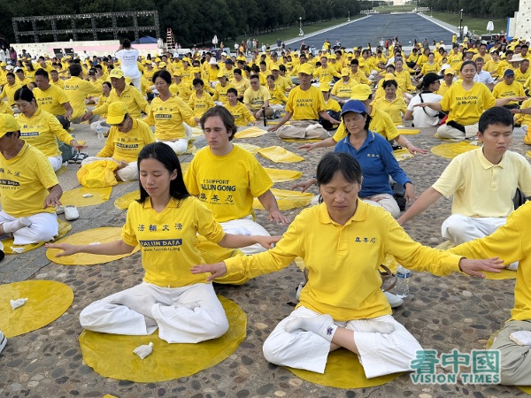 7月23日晚,法輪功學員在林肯紀念堂前舉辦燭光集會,法輪功學員在煉功