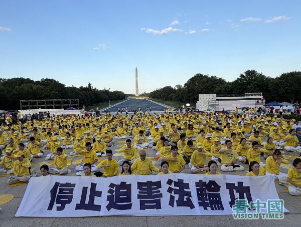 7月23日晚,法輪功學員在林肯紀念堂前舉辦燭光集會,悼念27年來被殘酷迫害致死的同修