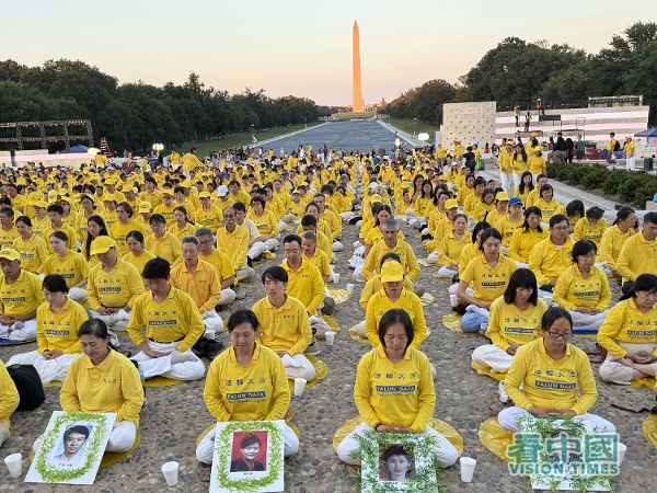 7月23日晚,法輪功學員在林肯紀念堂前舉辦燭光集會,悼念27年來被殘酷迫害致死的同修