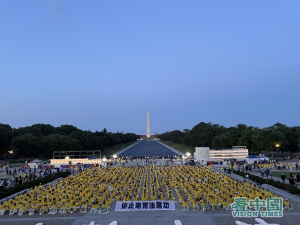 7月23日晚,法輪功學員在林肯紀念堂前舉辦燭光集會,悼念27年來被殘酷迫害致死的同修