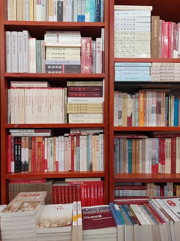 當前中國的許多書店都會放置一整台有關中共總書記 習近平的書籍,而在萬聖書店的專業操作下,這類書 籍以黨史分類呈現,並非政治表態。