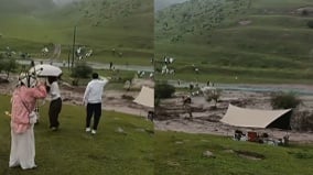 甘肃双石门景区爆发山洪游客曝60辆车只出来10辆(图)