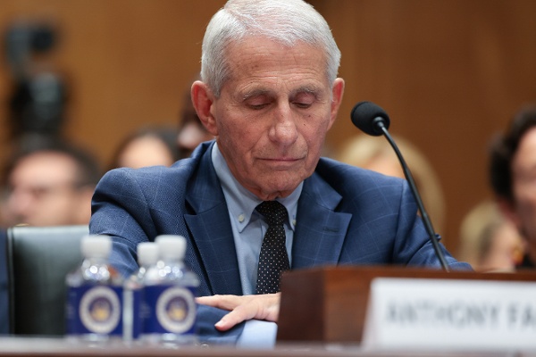 2026年7月29日:美国国立卫生研究院(NIH)前院长安东尼·福奇(Anthony Fauci)在华盛顿特区出席参议院国土安全与政府事务委员会听证会并作证。