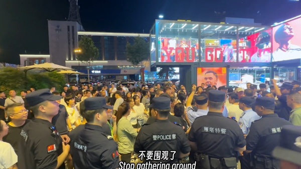 7月1日,西安賽格國際購物中心商戶嚴鵬跳樓身亡,家屬和民眾到場抗議。