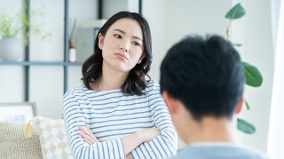 说谎的人都会闪躲眼神说谎前最容易出现这些反应(图)