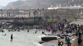 数千摩洛哥人跨海涌入西班牙飞地桑切斯再遭抨击(图)