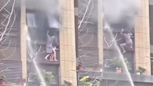 7月27日,江蘇連雲港東方領秀小區突發火災,一名女子帶著幼女躲到窗外避險,最終雙雙墜落。