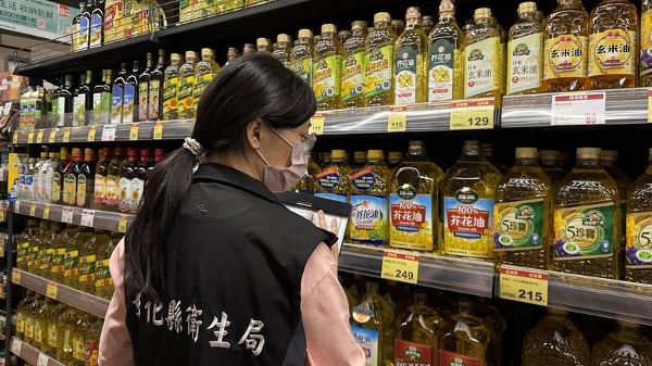 油品致癌物超标引发全台关注,新北市卫生局专案稽查通路油品。