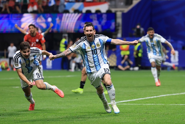 2026年7月7日:阿根廷隊10號球員萊昂內爾.梅西(Lionel Messi)在2026年世界盃16強賽阿根廷對陣埃及的比賽中慶祝打進球隊第二粒進球。2026年7月7日:阿根廷隊10號球員萊昂內爾.梅西(Lionel Messi)在2026年世界盃16強賽阿根廷對陣埃及的比賽中慶祝打進球隊第二粒進球。