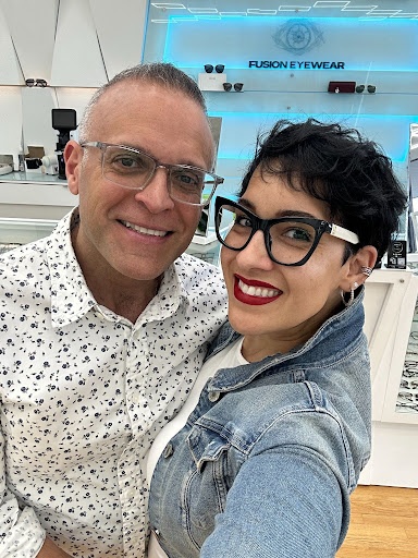 Fusion Eyewear創辦人Orlando Lallave(右)與Barbara Martinez在這家以快速自設實驗室及個人化服務著稱的家族光學店合影。(圖片由Fusion Eyewear提供)