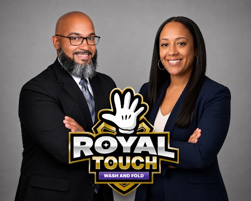 Ramon L. Torres Jr.與妻子Neicha Torres，Royal Touch Wash & Fold共同創辦人。這對夫妻以「幫人把時間找回來」為使命，為哈德遜河谷居民提供洗衣上門收送服務。（圖片由Royal Touch Wash & Fold提供）