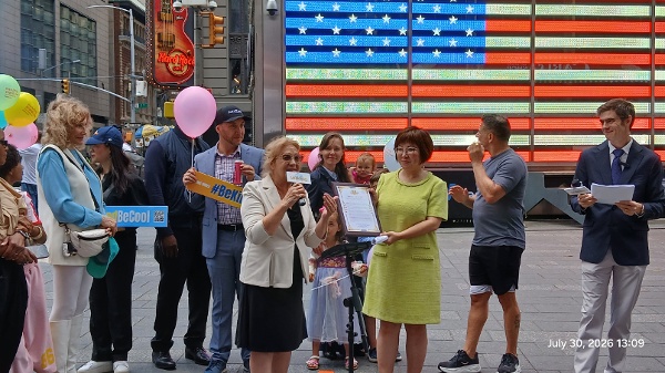 Hon.Martha Flores-Vazquez 紐約州第40選區州議會地區領袖,Community Prevention for Families in Crisis創辦人,於典禮上向乾淨世界執行長Dr.Sherry Yin頒發褒獎令。