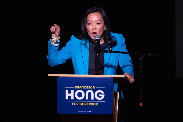 2026年8月11日，威斯康星州麦迪逊，民主党州长候选人弗朗西斯卡・洪（Francesca Hong）在选举之夜的集会上向支持者发表讲话。