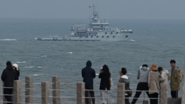 2023年4月7日，一艘中共海軍拖船在臺灣海峽航行。