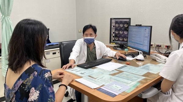 林口長庚醫院神經內科部副部主任郭弘周(中)提醒,「急性間歇性紫質症」雖罕見,但及早辨識、正確診斷、適當治療與移除誘因,有助降低嚴重神經併 發症等風險。圖為看診示意。(圖片來源:長庚醫院提供/中央社)