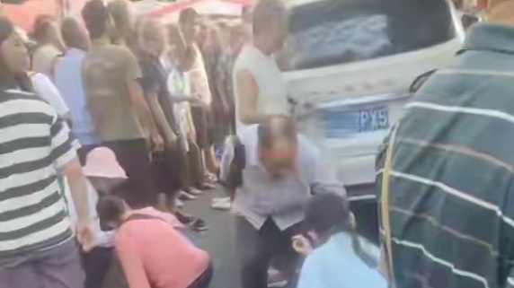 8月17日，貴州錦屏縣三江鎮一輛小型越野車衝撞農貿市場人群，造成多人受傷倒地，有人被捲入車底。