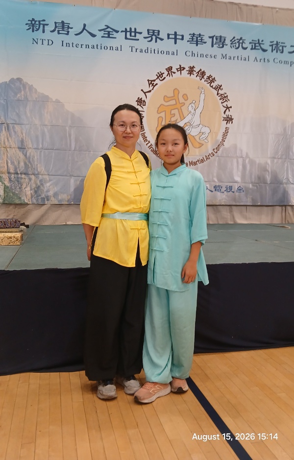 王平平與女兒呂德馨獲獎後合影 。(圖片來源:看中國記者李清源 )